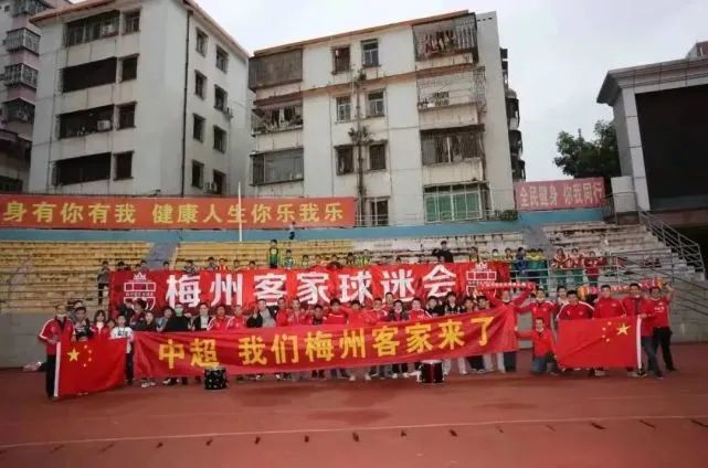 近况方面，国际米兰已经连续17场比赛保持不败战绩，当中赢足12场，球队近期状态极为出色。